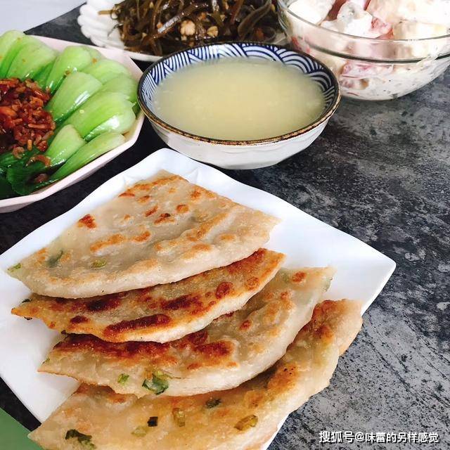 做法|早餐菜谱这样做，2个素菜、烙一张饼，20分钟吃进嘴里，营养美味