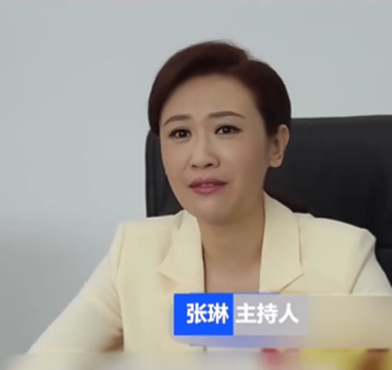 状态|央视主持人张琳罕见现身，54岁状态特别年轻，穿上西装气质大方！