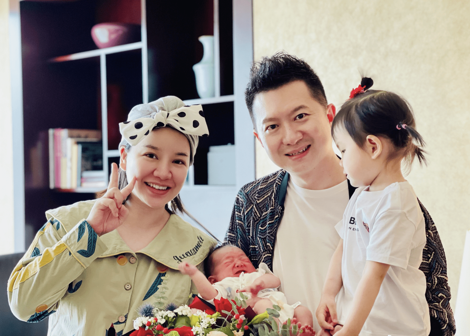 红果果产后首晒全家福,与绿泡泡庆祝结婚12周年,儿女双全超幸福_陈苏