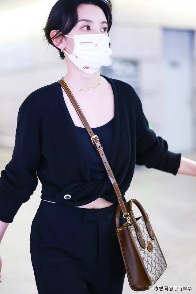 身材|学宋祖儿这样穿针织衫,衣角拧成麻花配喇叭裤,一身黑照样显年轻