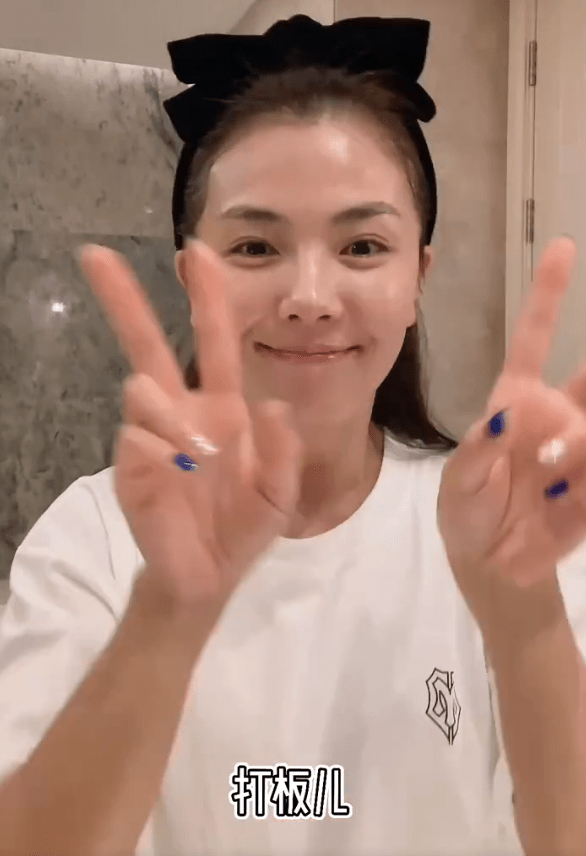 牛仔|刘涛对自己的颜值真自信，晒出自己素颜的视频，但却意外显清纯