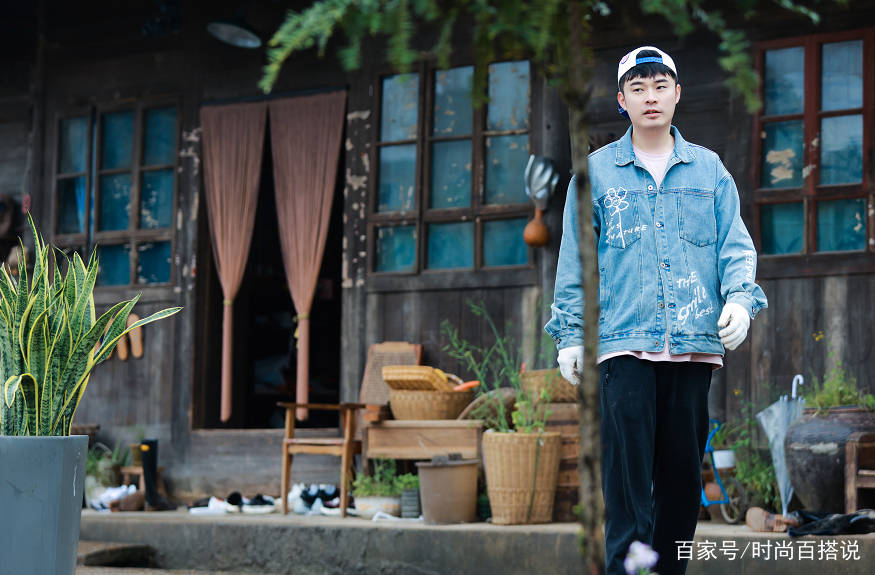 陈赫|真是服了陈赫的时尚，穿得这么有少年感，却配一双洞洞拖鞋