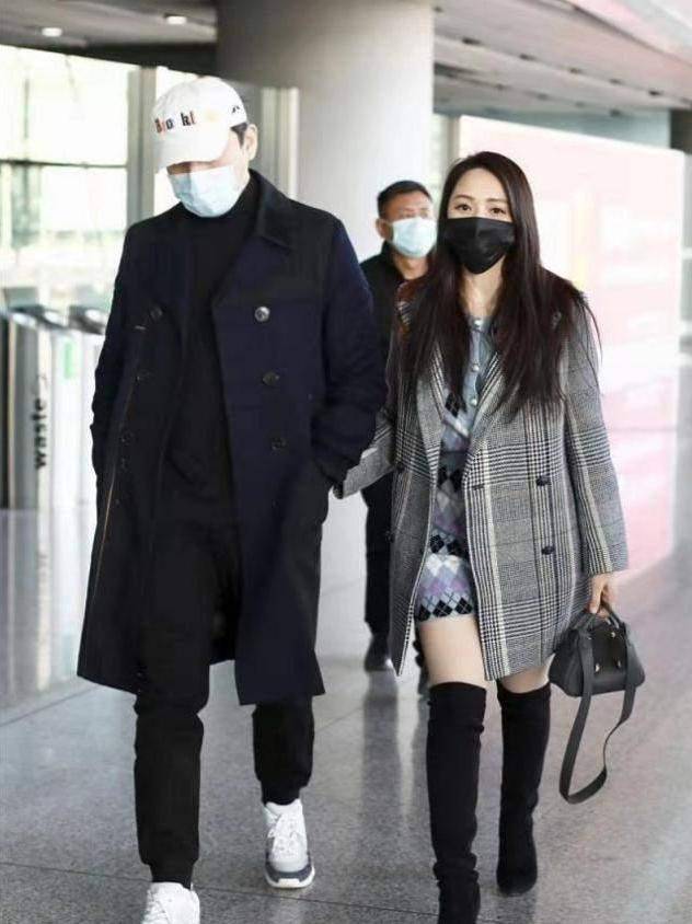 短裙|秦昊夫妇走机场，伊能静零下8度光腿穿短裙，比小10岁老公还嫩！