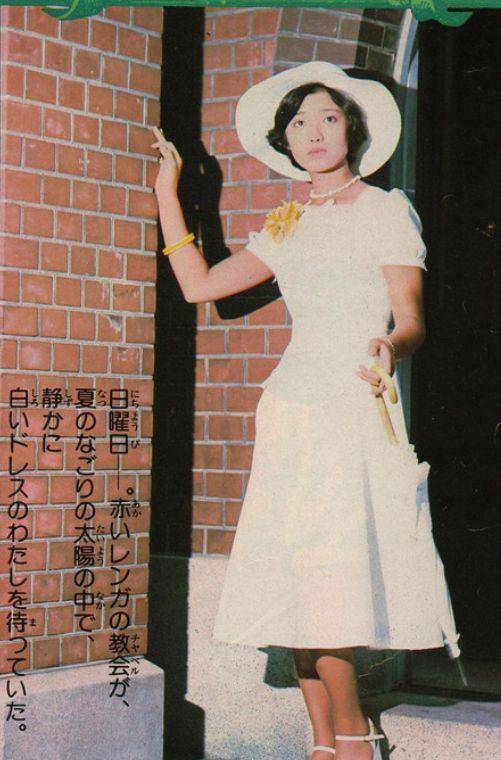 细节|带娃时的山口百惠也是洋气人，微胖时穿裙子，美的贤淑清丽