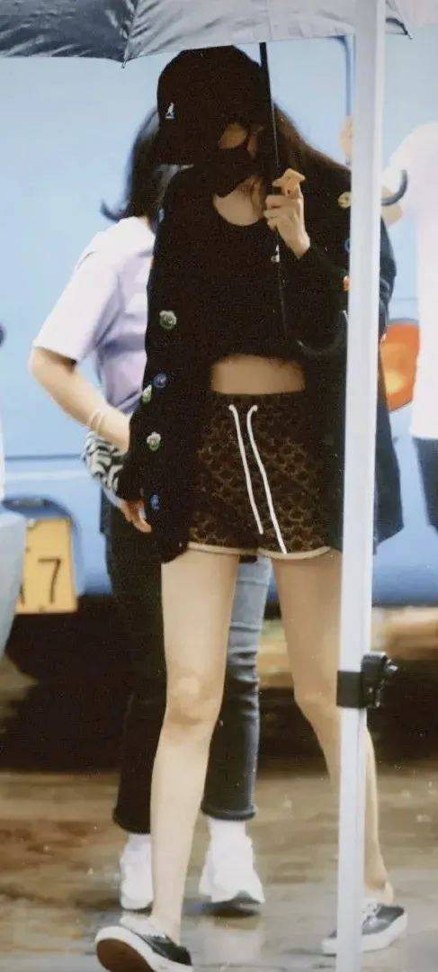 运动鞋|逛街偶遇杨幂…她穿短裤时总穿这几款鞋