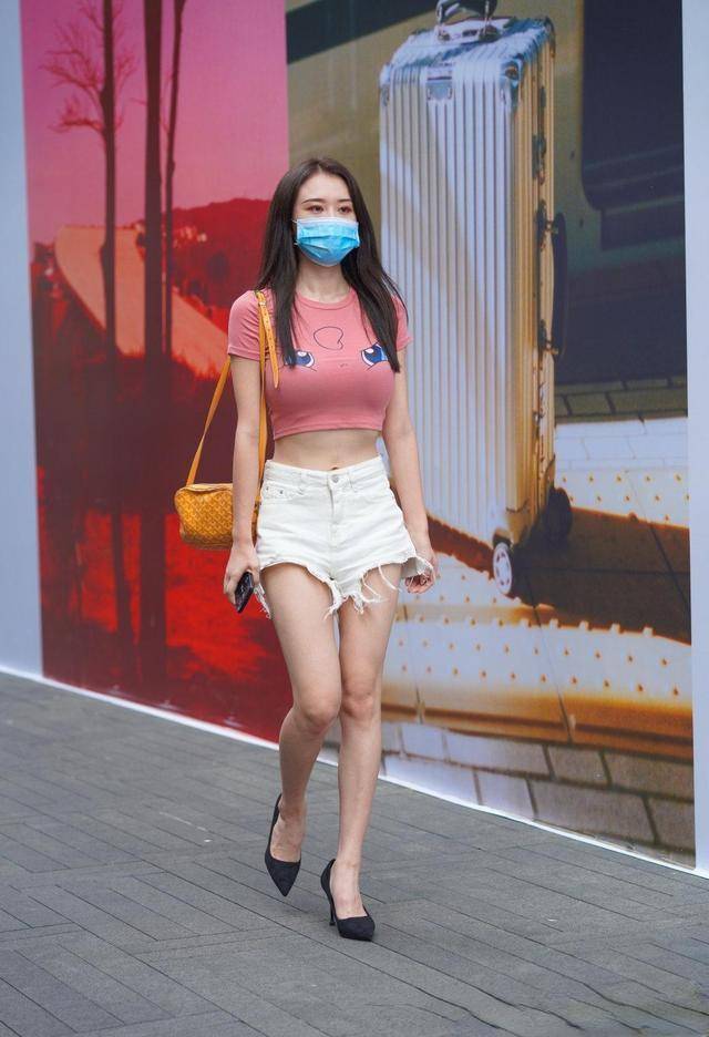 蓝色|黑色体恤搭配蓝色瑜伽裤，时尚潮流动感十足，美女秀身材穿搭！