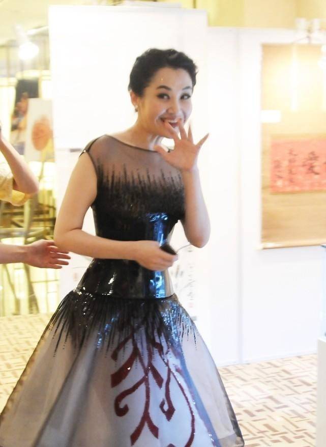 效果|许晴穿衣服却忘记穿打底，上身的肉有点赘感，还显的有点小