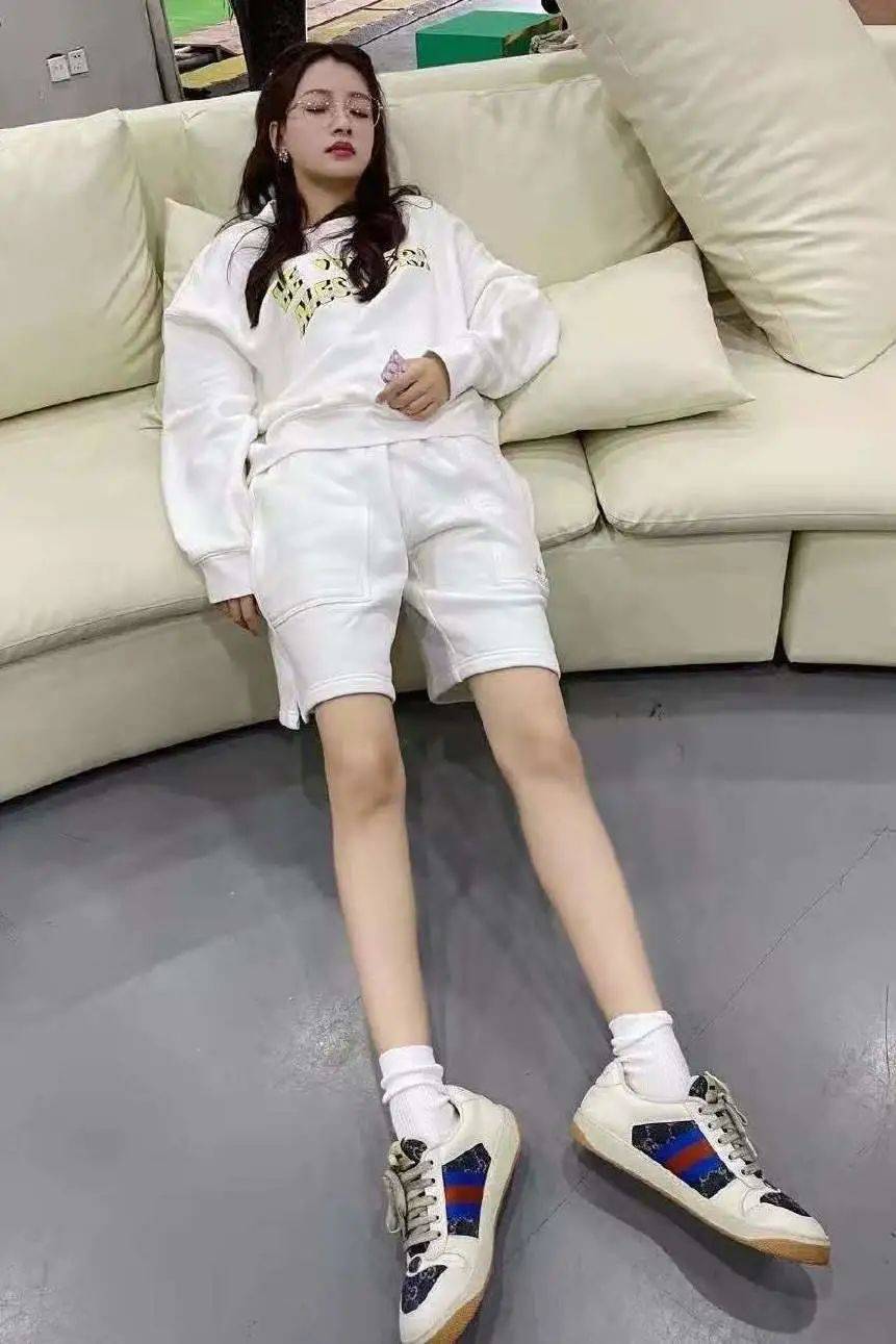 运动鞋|逛街偶遇杨幂…她穿短裤时总穿这几款鞋