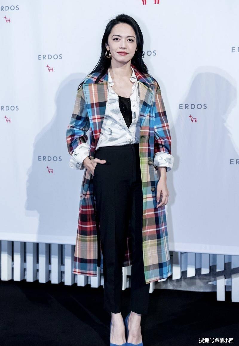 姚晨|姚晨的私服穿搭真有国际范，风衣叠穿衬衫像超模，40+女人学一学