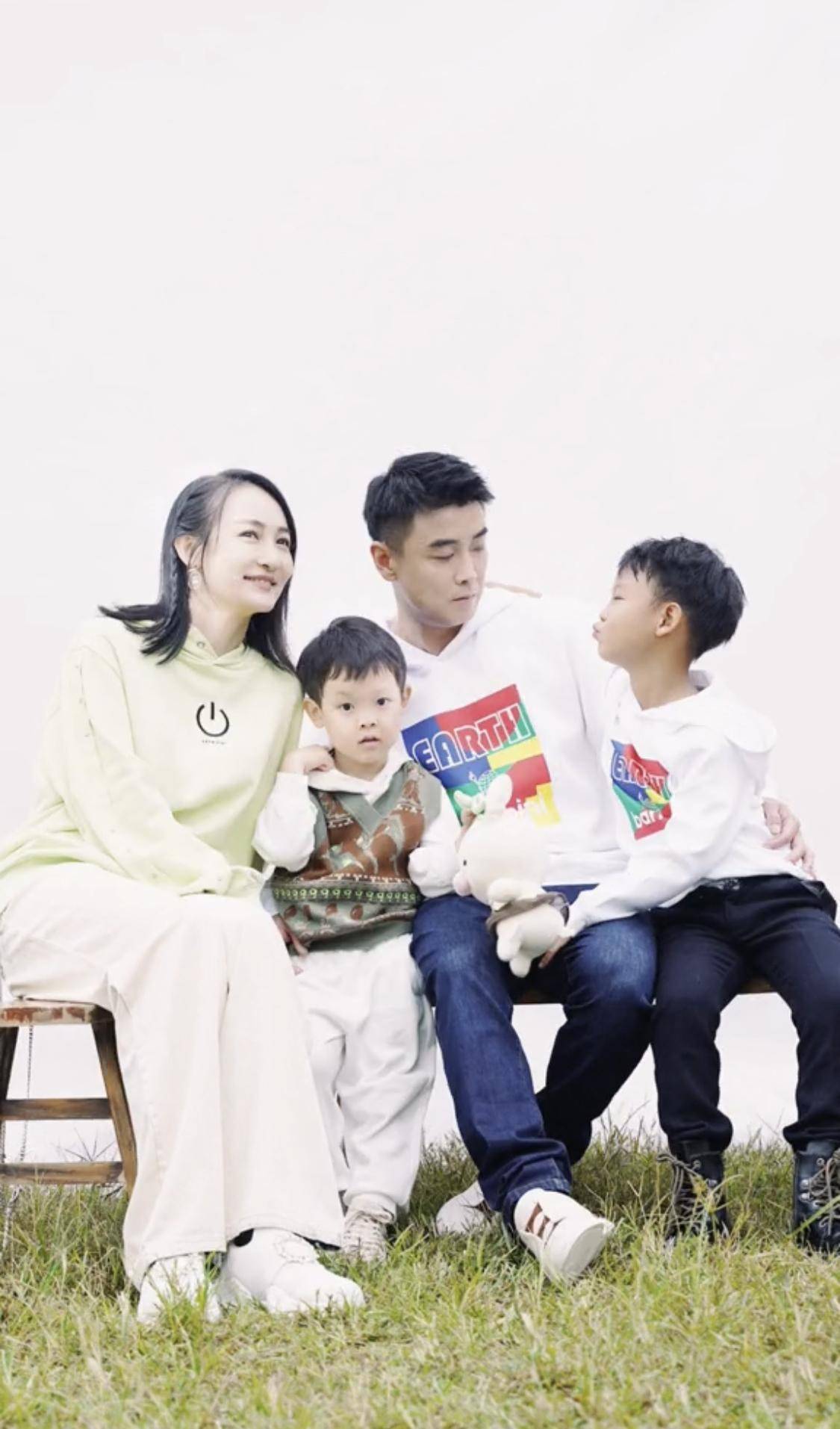国乒男|“国乒男神”王皓晒全家福，妻子一张“祸水脸”，感觉很有优势美