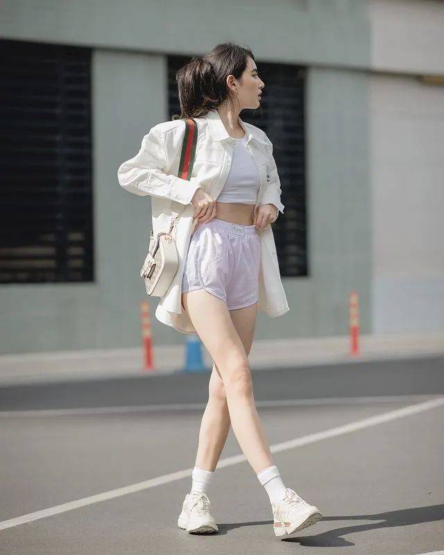 运动鞋|逛街偶遇杨幂…她穿短裤时总穿这几款鞋