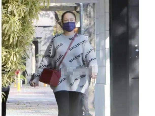 小姑娘|陈乔恩素颜现身医院！穿针织毛衣真显胖，发福严重大妈身材太抢镜