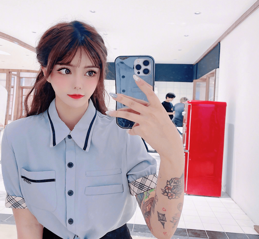 服装|99年的韩安冉又结婚了，才22岁就已经二婚，与老公穿情侣装真配