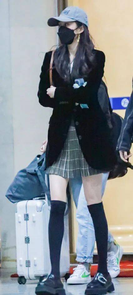 运动鞋|逛街偶遇杨幂…她穿短裤时总穿这几款鞋