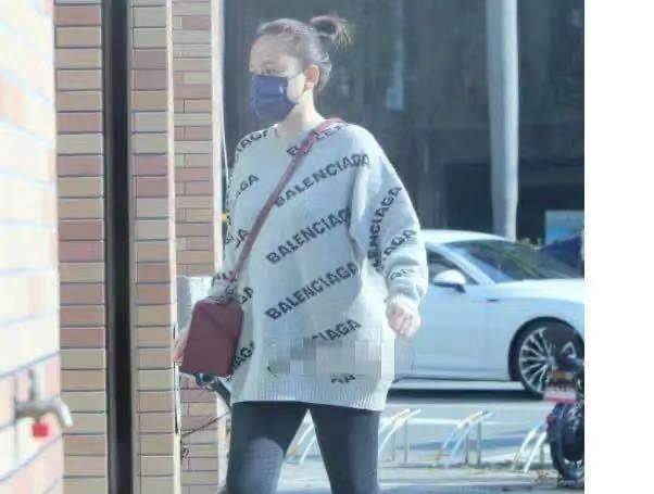 小姑娘|陈乔恩素颜现身医院！穿针织毛衣真显胖，发福严重大妈身材太抢镜