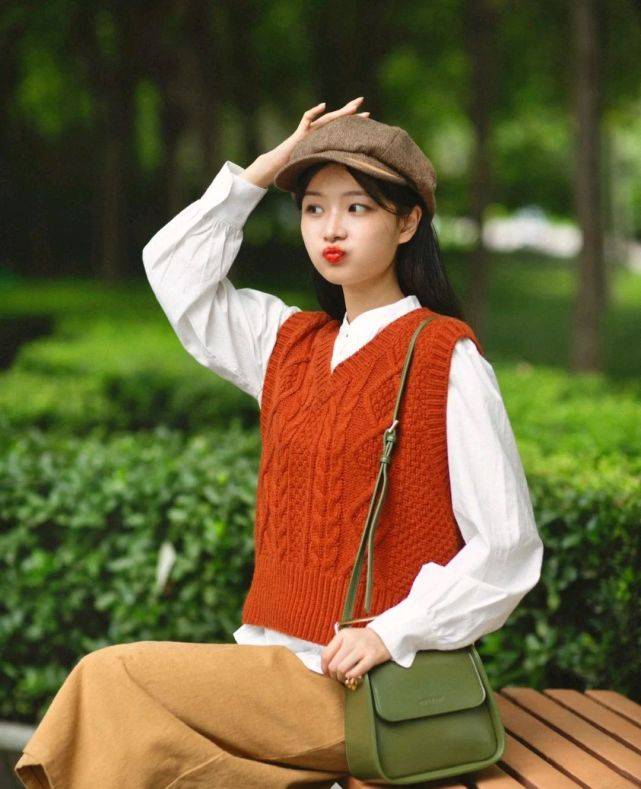 女生可以适当地扮嫩,可爱俏皮的穿搭就很不错,精致又减龄