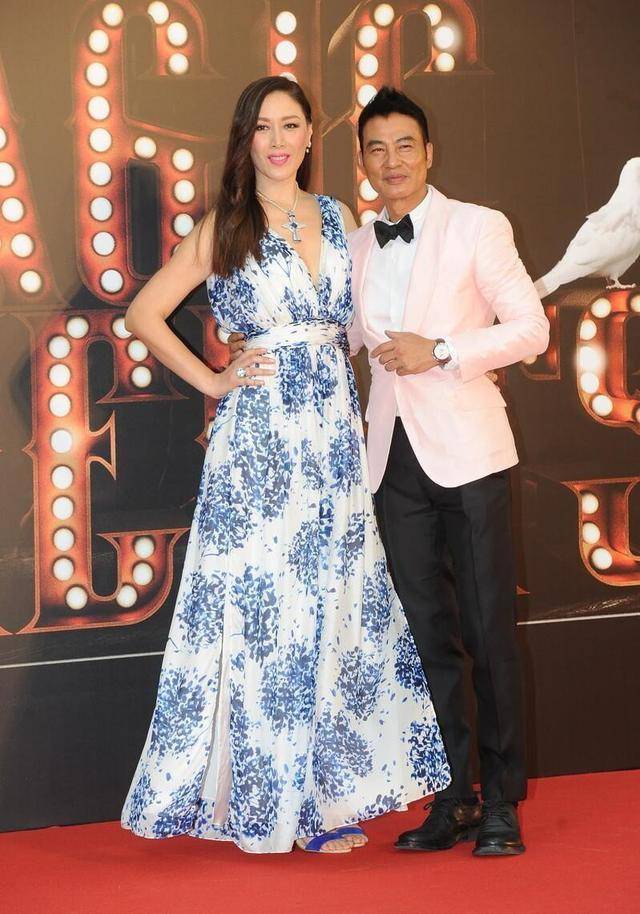 亮点|任达华琦琦“夫唱妇随”，女的穿印花裙，男的像穿粉西装，真时髦！