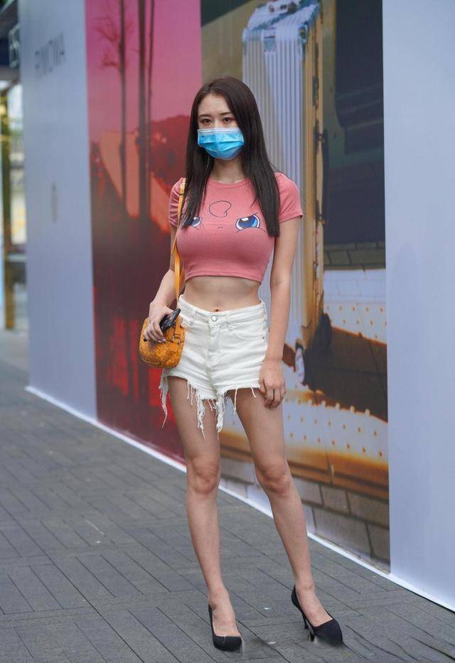 蓝色|黑色体恤搭配蓝色瑜伽裤，时尚潮流动感十足，美女秀身材穿搭！