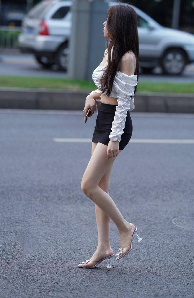 身材|短款白色上衣搭配黑系瑜伽裤，整个穿搭休闲轻松又不失经典大气