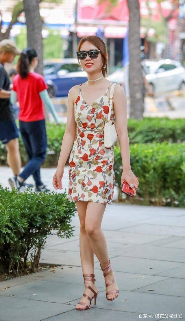 设计|整洁利落的连衣裙增添潮流风度，提升整体形象，时尚韩范
