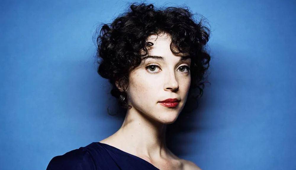 st vincent呢,还是很有才的.得过格莱美,外形也算盘靓条顺.