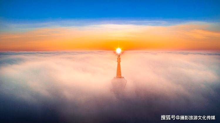 熠熠生辉映白塔耸立山巅览四方