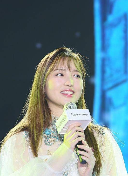 颜色|金莎就算长胖了也好看，一身白衣很有仙气，但是看着还挺有肉感的