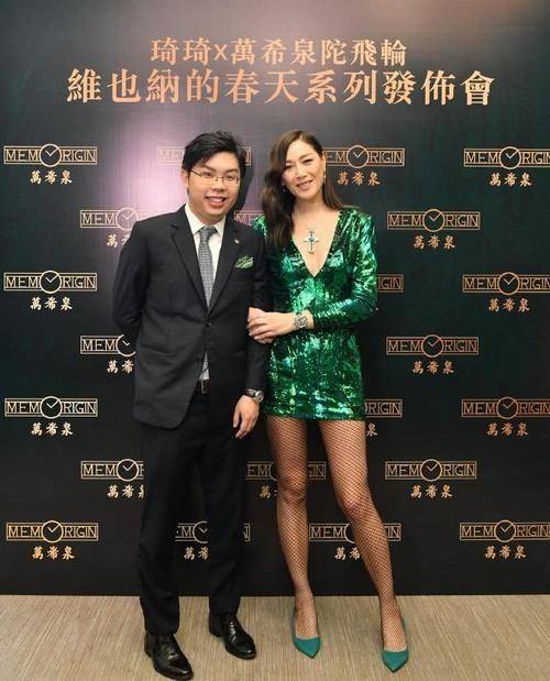 亮点|任达华琦琦“夫唱妇随”，女的穿印花裙，男的像穿粉西装，真时髦！