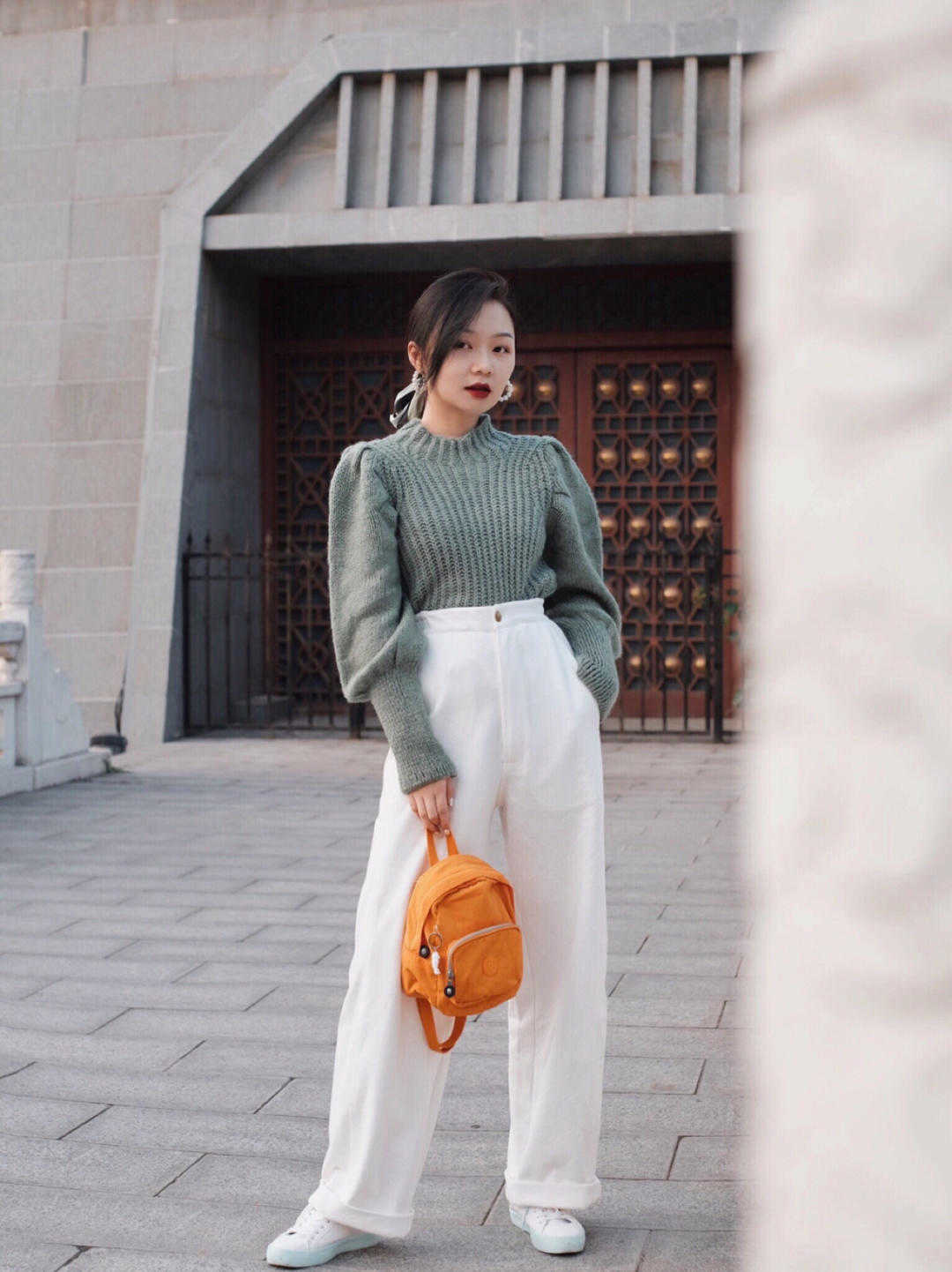 显得|小个子女生入秋就这么穿，蓝色衬衫搭高腰裤又飒又美，显高又显瘦