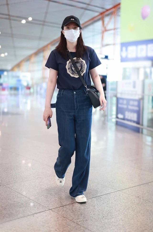 董璇真|42岁董璇真令人羡慕，随意穿条“拖地长裤”，造型都很显好身材