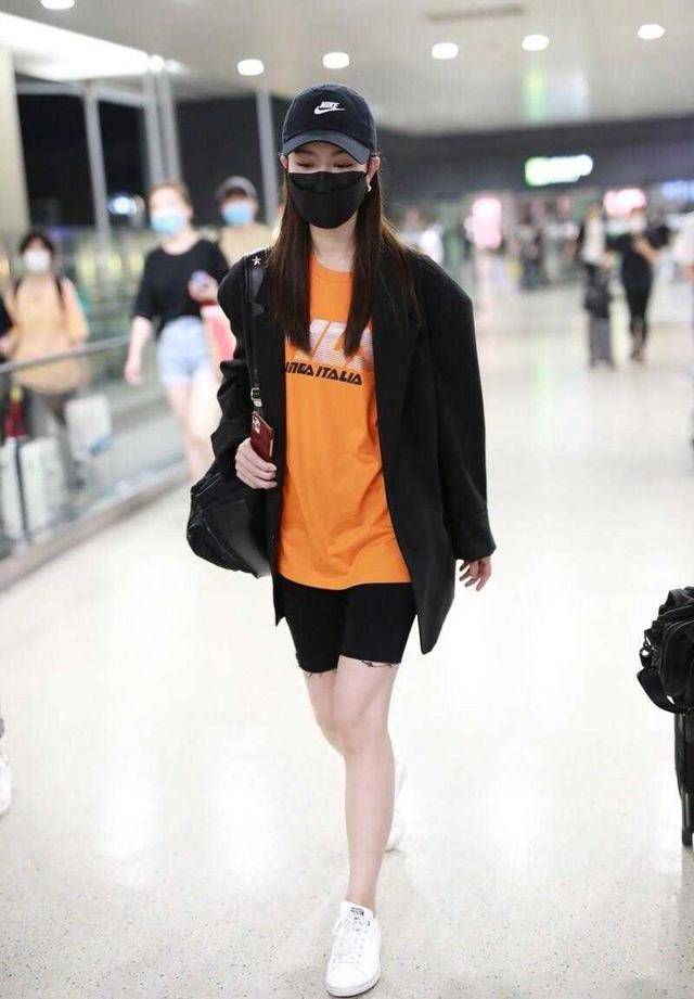 橙色|文咏珊果然有颜任性，黑色西装配橙色T恤随性利落，潇洒不帅气