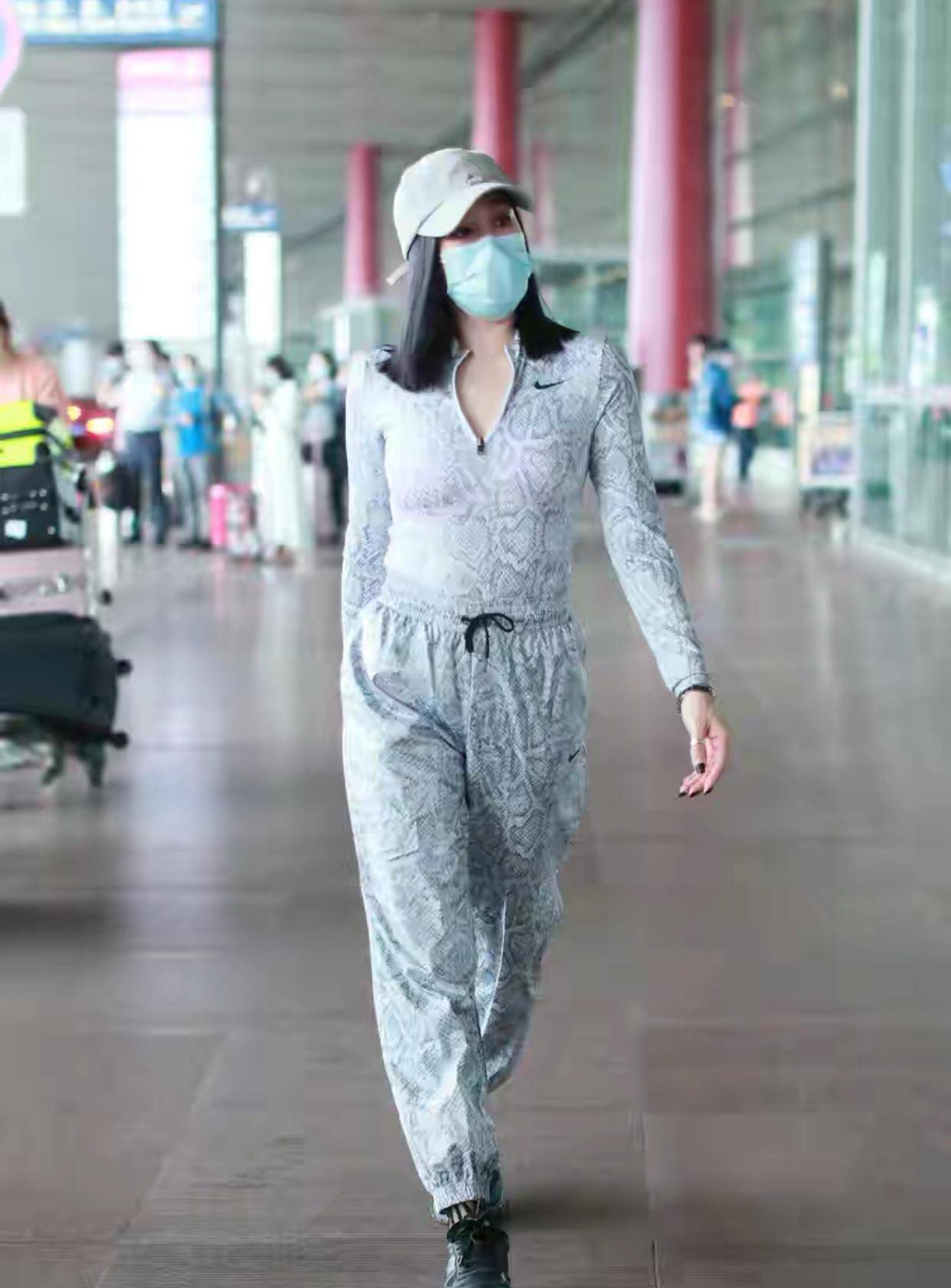 服装|钟丽缇两口子走机场，身材微胖还穿紧身外套，勒出“马蜂腰”绝了