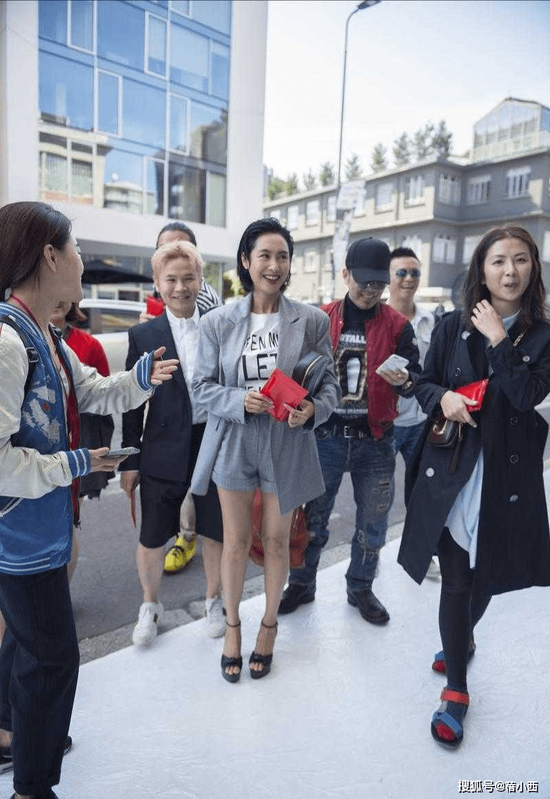 套装|朱茵这回风格大变，梳起大背头穿格纹西装套装，就她能穿出国际范