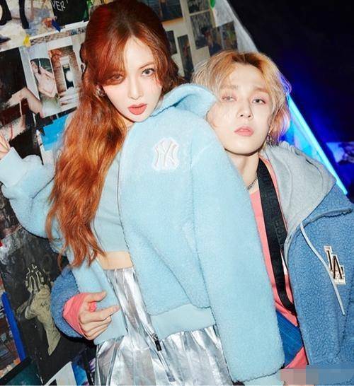 短裙|泫雅与男友花式比心，穿豹纹短裙演绎土味时尚，金晓钟绿发更抢镜