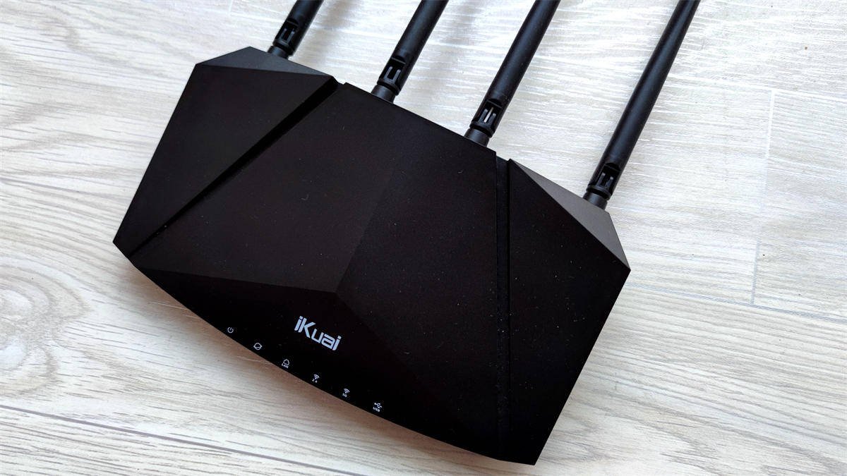 爱快ik-q1800外观采用了类宝石的棱线突起,前方有ikuai的logo.开箱