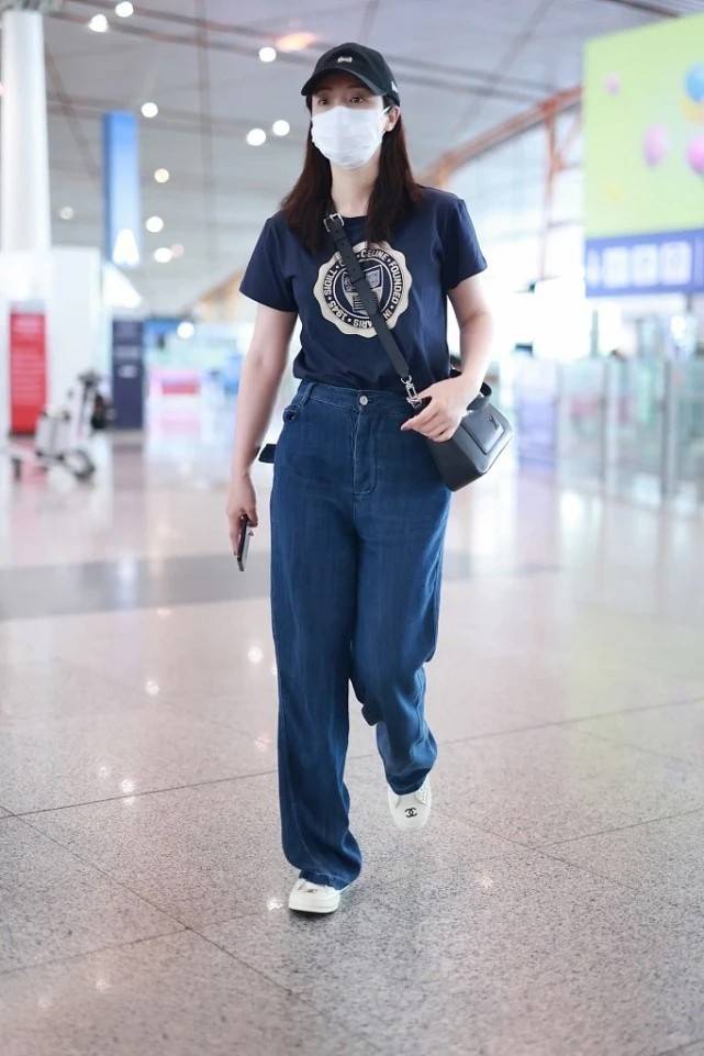 董璇真|42岁董璇真令人羡慕，随意穿条“拖地长裤”，造型都很显好身材