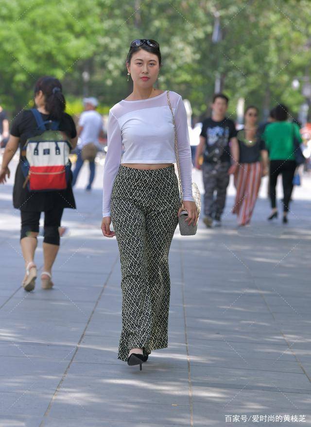 显得|高贵典雅的瑜伽裤穿搭整体感非常优雅，体现完美状态，潮酷十足
