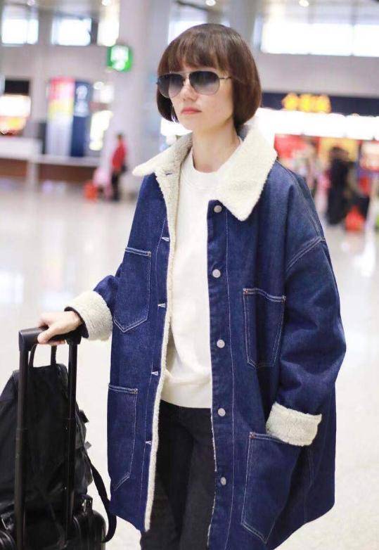 松紧|44岁袁泉难得没穿基本款，翻领外套配紧身裤松紧有度，很有国际范