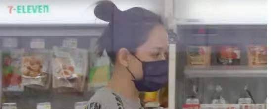 小姑娘|陈乔恩素颜现身医院！穿针织毛衣真显胖，发福严重大妈身材太抢镜