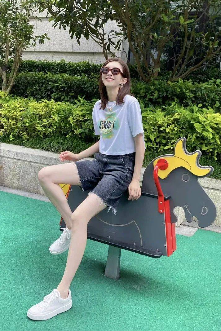 运动鞋|逛街偶遇杨幂…她穿短裤时总穿这几款鞋