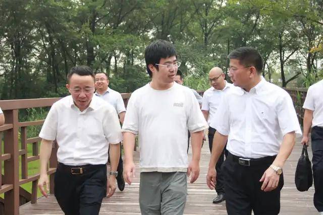 徐逸,1989年生在衢州市龙游县,青少年时代在衢州龙游县求学,后赴北京