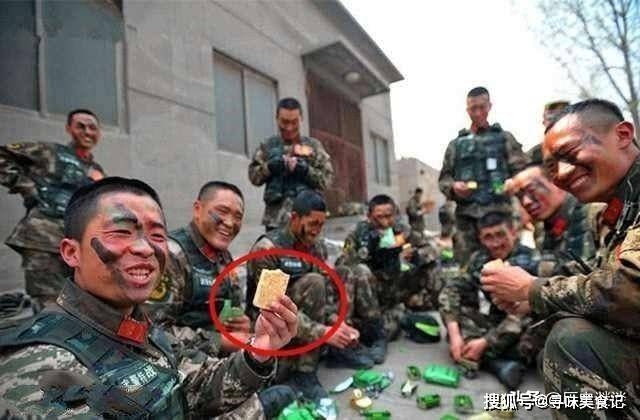 食品|军用压缩饼干什么成分，为啥那么抗饿？热水煮30分钟就知道了