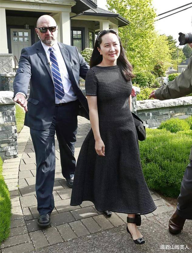 显得|真正大气的女人，裙子下面不会配凉鞋，不得体！看孟晚舟就知道了