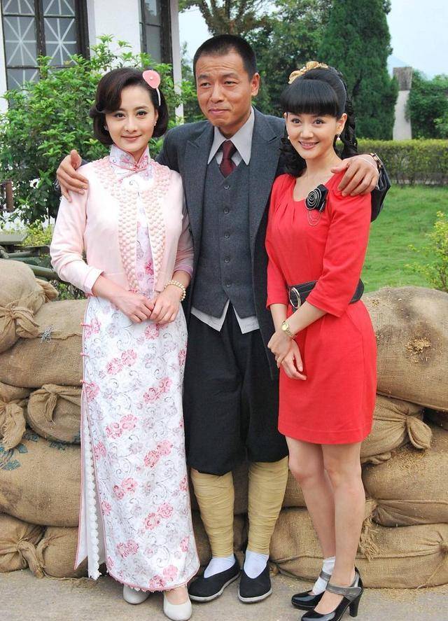 花朵|陈德容保养的太好了，穿这么土气显老的裙子，也不像奔五的年纪