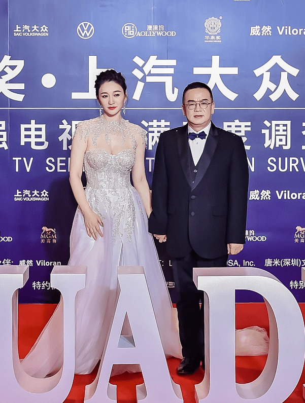 设计|45岁的李小冉身材保持这样真不容易，穿抹胸裙凹出性感曲线，真美