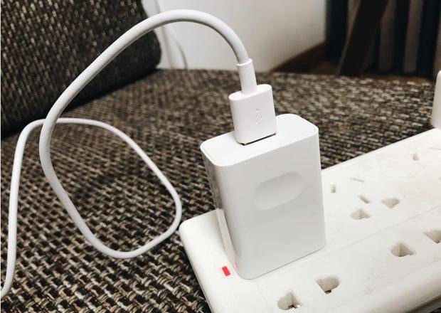 手机|幼儿园老师被“擒拿”，孩子们的反应太暖心，网友：小心摔到头