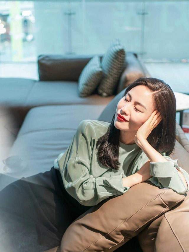 大地|中年女人怎么穿才洋气？大地色西服搭配白色阔腿裤，高级干练