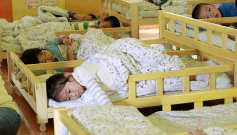 睡眠|幼儿园宣布“取消”午睡，家长炸锅纷纷声讨，园长解释压倒众议
