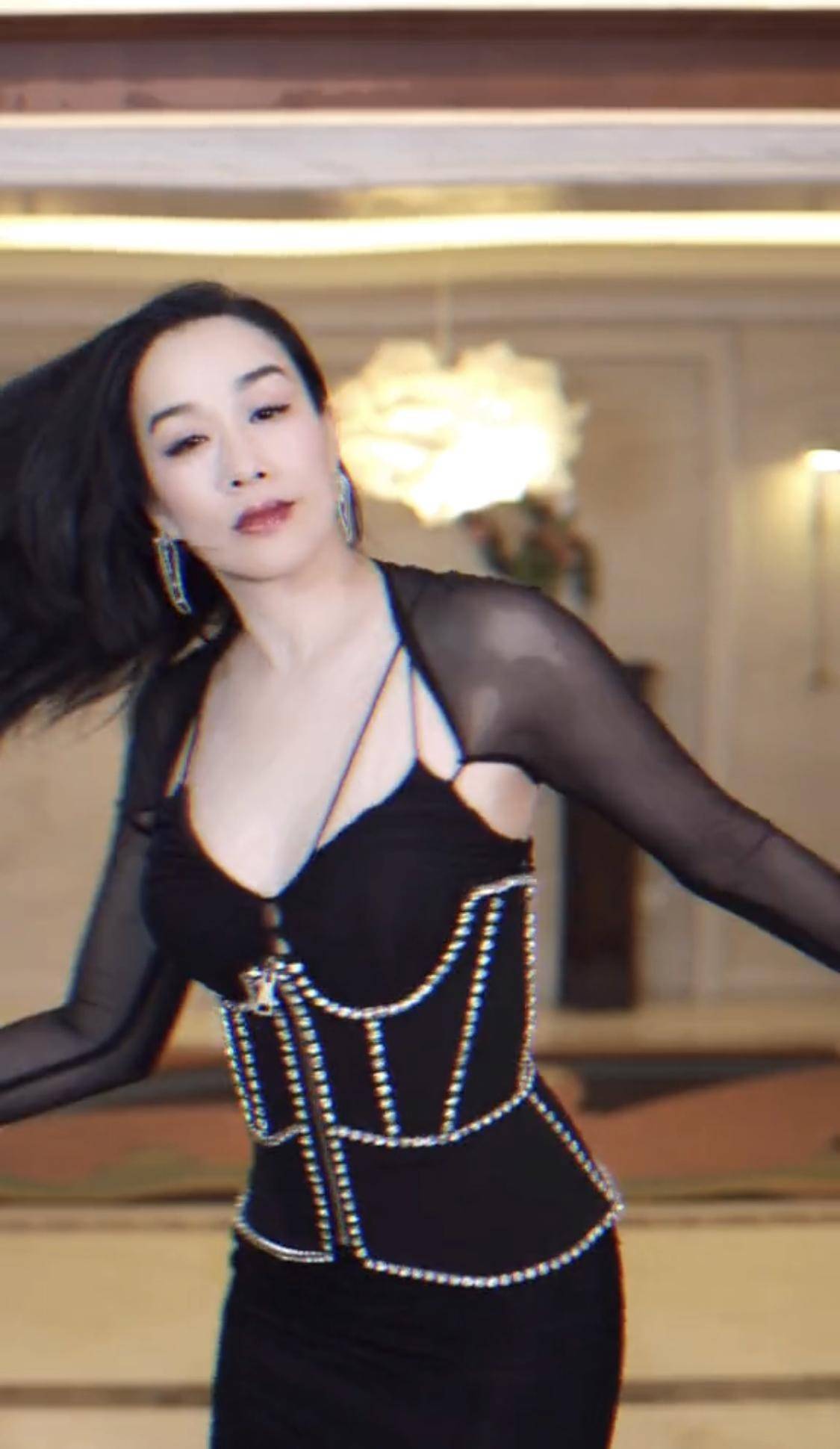 身姿|钟丽缇终于瘦身成功了，在镜头前摆弄身姿，不仅不“油”还魅惑