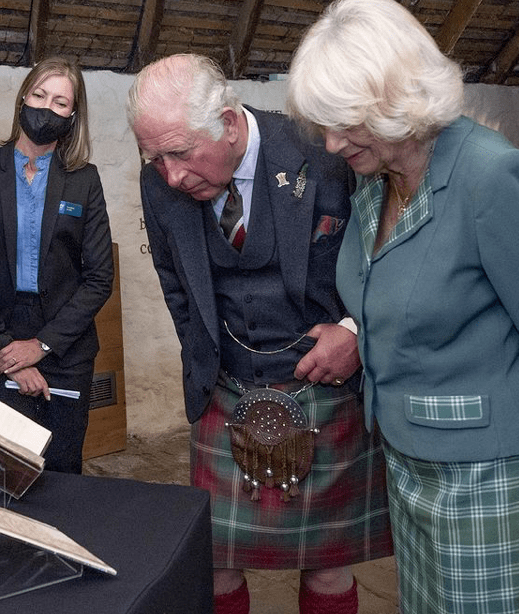 查尔斯|卡米拉被长公主孤立了?穿格纹绿裙清新大方,满脸都是褶子好嘚瑟